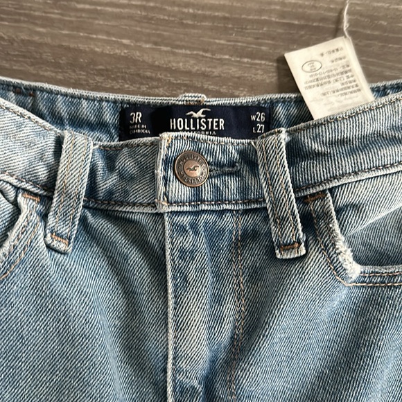 Hollister Ultra High-Rise Mom Jean - Picture 3 of 6